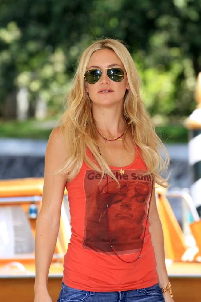 Kate Hudson was still quite charming even in her casual tank top and jeans at the Venice Film Festival on August 29, 2012 in Venice, Italy. She paired this with a pair of aviator sunglasses and a loose, long and layered sandy blond hairstyle.