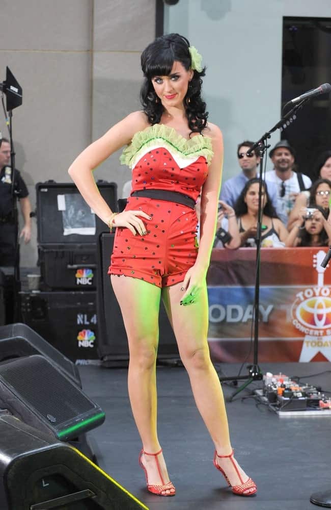 Katy Perry on stage for Summer Concert Series on NBC Today Show last August 29, 2008 rocking a curly half updo with thick side bangs.