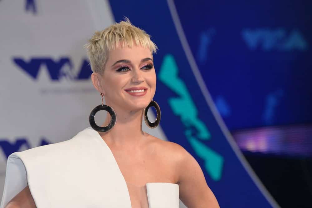 Katy Perry looked sleek in a blonde pixie with short blunt bangs during the 2017 MTV Video Music Awards at The "Fabulous" Forum held on August 27, 2017.