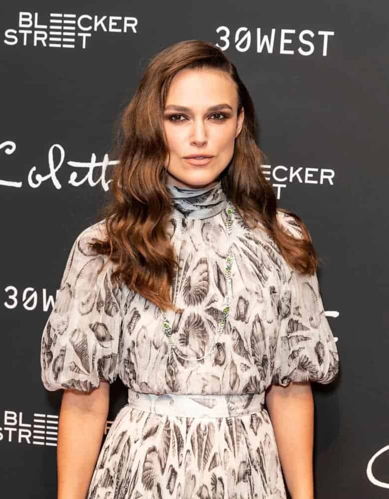 Keira Knightley wore a lovely dress by Alexander McQueen to the screening of her movie Colette at the Museum of Modern Art in New York on September 13,208. She paired her dress with a long and wavy side-swept hairstyle with subtle highlights.