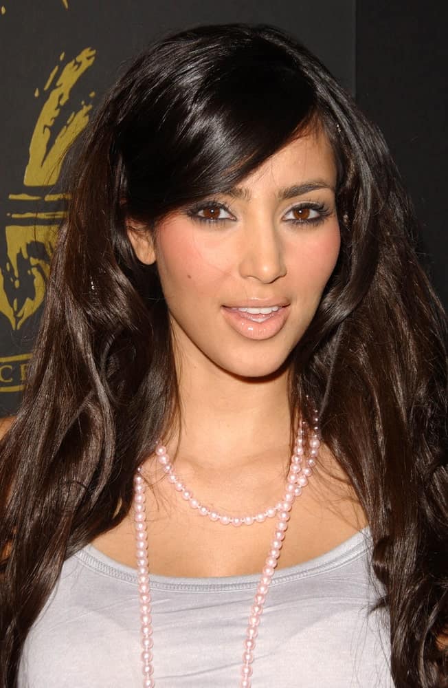 Kim Kardashian was seen at the Los Angeles Runway Debut of Marceau last March 29, 2007, sporting her thick tousled waves with side-swept bangs.