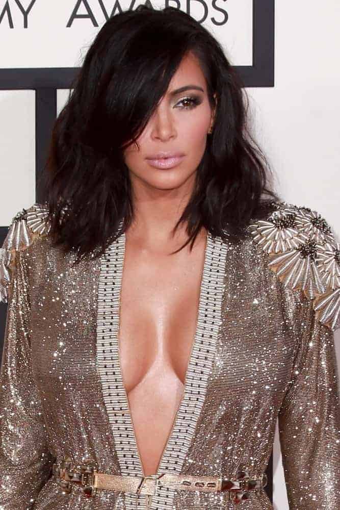 Kim Kardashian was superb in her gold and silver robe gown and this shoulder-length bob with a heavy side bang of her is a versatile hairstyle that perfectly matched her stunning outfit at the 57th Annual GRAMMY Awards.
