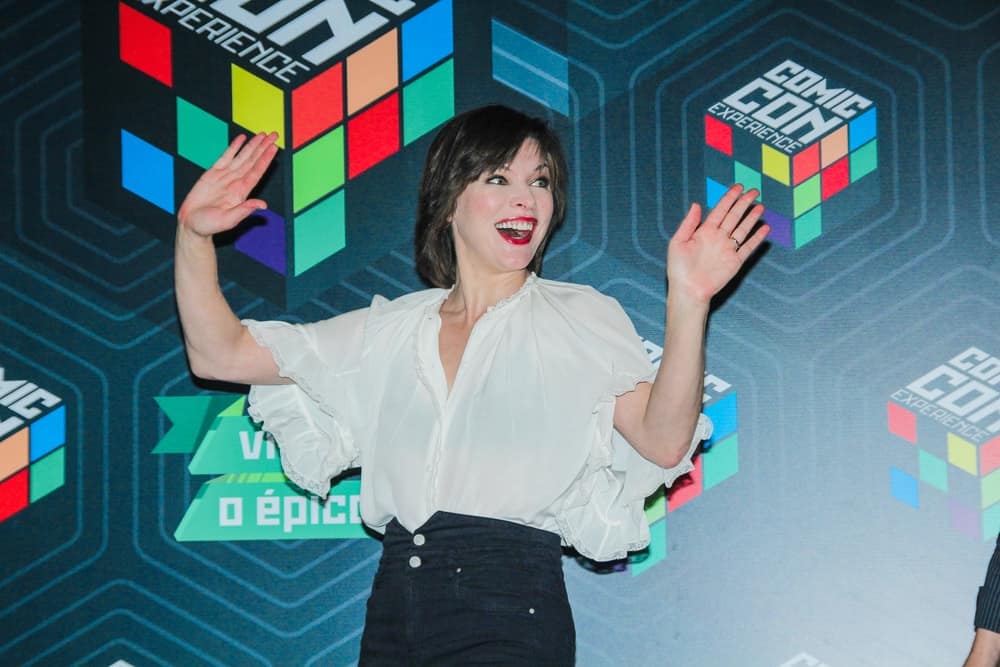 On December 02, 2016, actress Milla Jovovich attended a panel at Comic Con Experience in Sao Paulo. She was seen wearing a white blouse with her red lips and chin-length layered hairstyle with bangs.