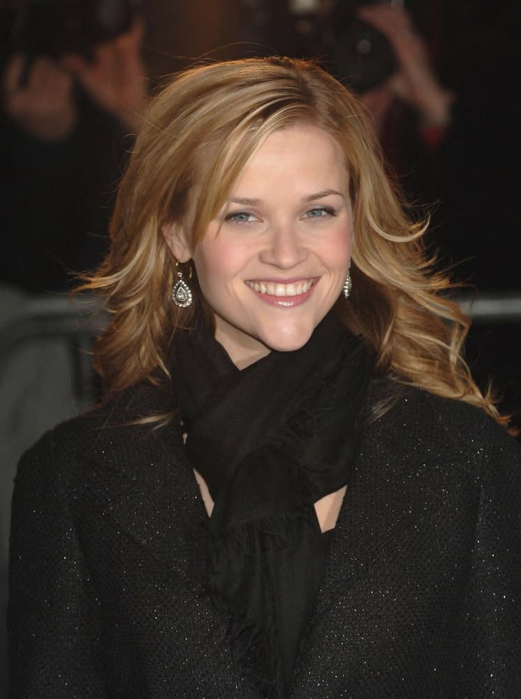 Reese Witherspoon was at The 2005 New York Film Critics Circle 71st Annual Awards held at the Cipriani Restaurant in New York, NY on January 08, 2006. She wore a black large coat with her tousled and layered shoulder-length sandy blond hairstyle.