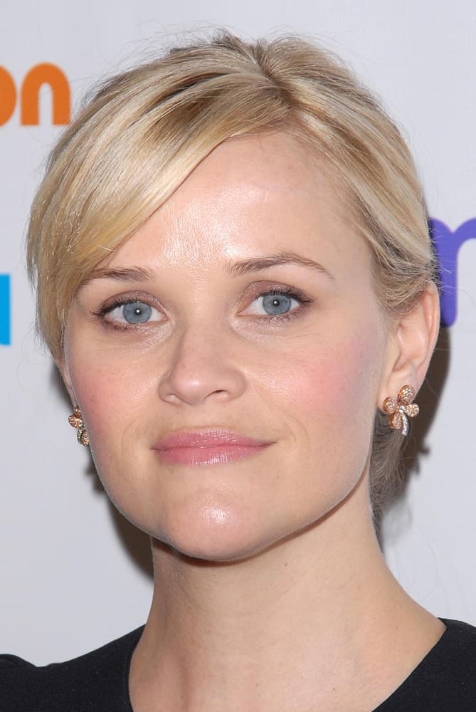 Reese Witherspoon was at the 2012 March Of Dimes Celebration Of Babies, Beverly Hills Hotel in Beverly Hills, CA on December 7, 2012. She was quite lovely in her simple black outfit and messy bun hairstyle incorporated with loose side-swept bangs.