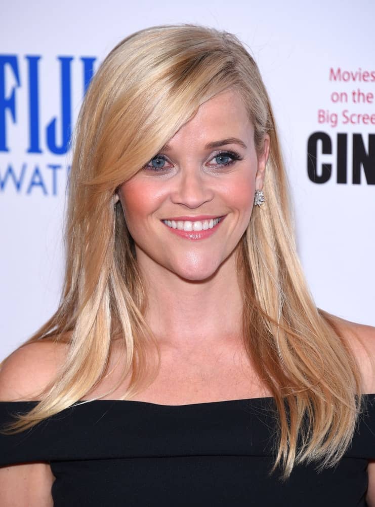 Reese Witherspoon was quite elegant with her black off-shoulder dress and medium-length loose sandy blond hairstyle with long side-swept bangs when she was honored by the American Cinematheque on October 30, 2015 in Hollywood, CA.