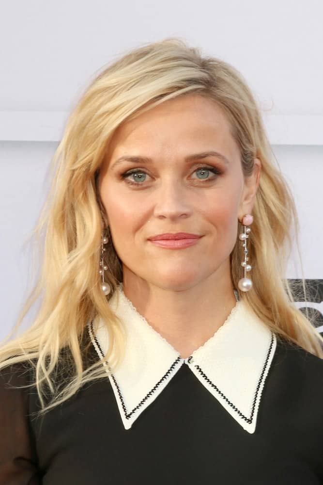 Reese Witherspoon was at the American Film Institute's Lifetime Achievement Award to Diane Keaton at the Dolby Theater on June 8, 2017 in Los Angeles, CA. She wore a simple black dress with white collar to go with her tousled and loose blond layers.