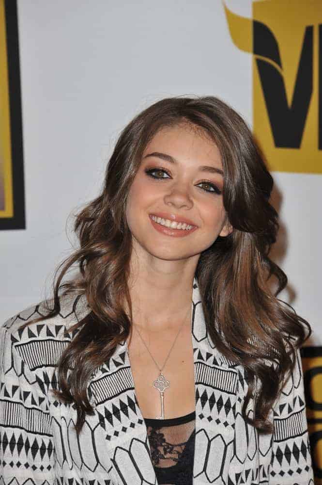 Sarah Hyland was at the 2011 Critics' Choice Television Awards at the Beverly Hills Hotel on June 20, 2011. She paired her smart casual outfit with a long and wavy brunette hairstyle with layers and long side-swept bangs.