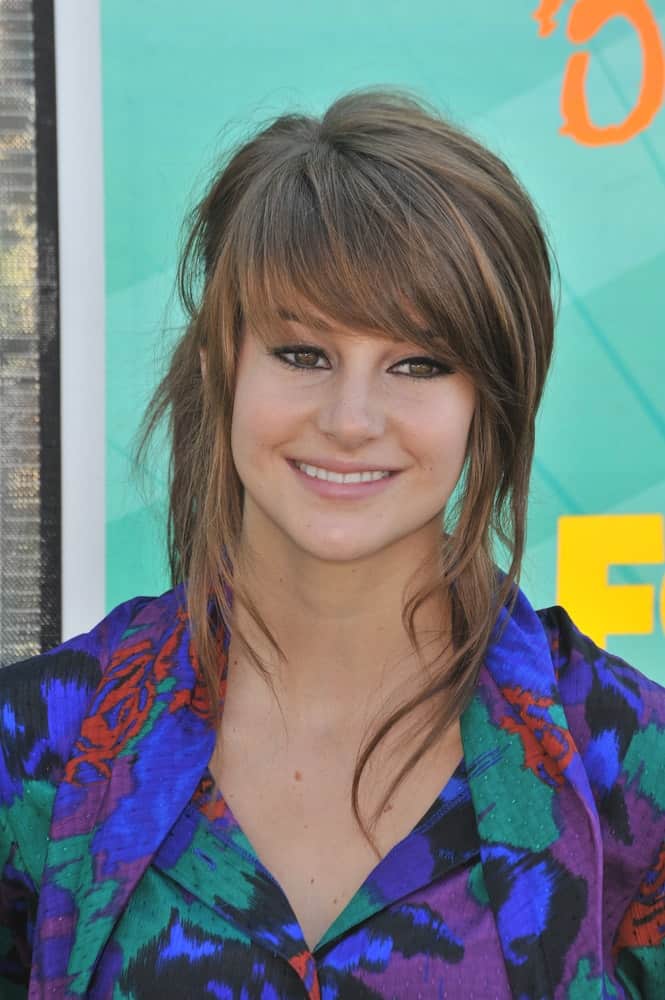 On August 9, 2009, Shailene Woodley was at the 2009 Teen Choice Awards at the Gibson Amphitheatre Universal City. She wore a colorful outfit with her asymmetrical hairstyle that has highlights, long side-swept bangs and loose tendrils.