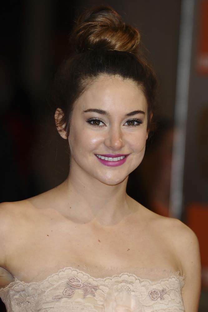 Shailene Woodley attended the BAFTA Film Awards 2012 at the Royal Opera House, Covent Garden, London on February 12, 2012. She wore an elegant and stunning strapless beige dress and topped it with a top knot bun hairstyle with highlights.