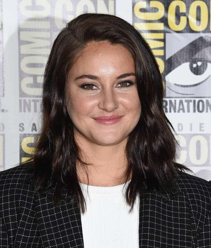 Shailene Woodley was at the Comic-Con 2016 - "Snowden" PhotoCall on July 21, 2016, in San Diego, CA. She was seen wearing a smart casual outfit with her medium-length layered and wavy raven hairstyle.