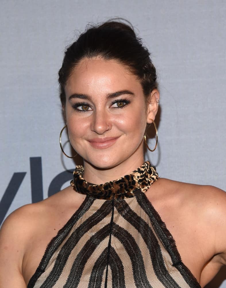 Shailene Woodley attended the InStyle Awards 2016 on October 24, 2016 in Hollywood, CA. She was lovely in a detailed dress that she paired with her high bun hairstyle with a slicked-back finish.