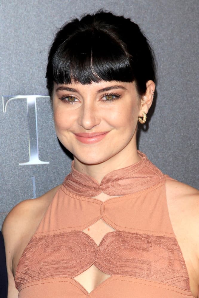 Shailene Woodley was at the 2018 CinemaCon - An Evening With STXfilms at Colosseum in Caesars Palace on April 24, 2018 in Las Vegas, NV. She wore a stunning beige dress with her raven upstyle bun hairstyle incorporated with blunt bangs.