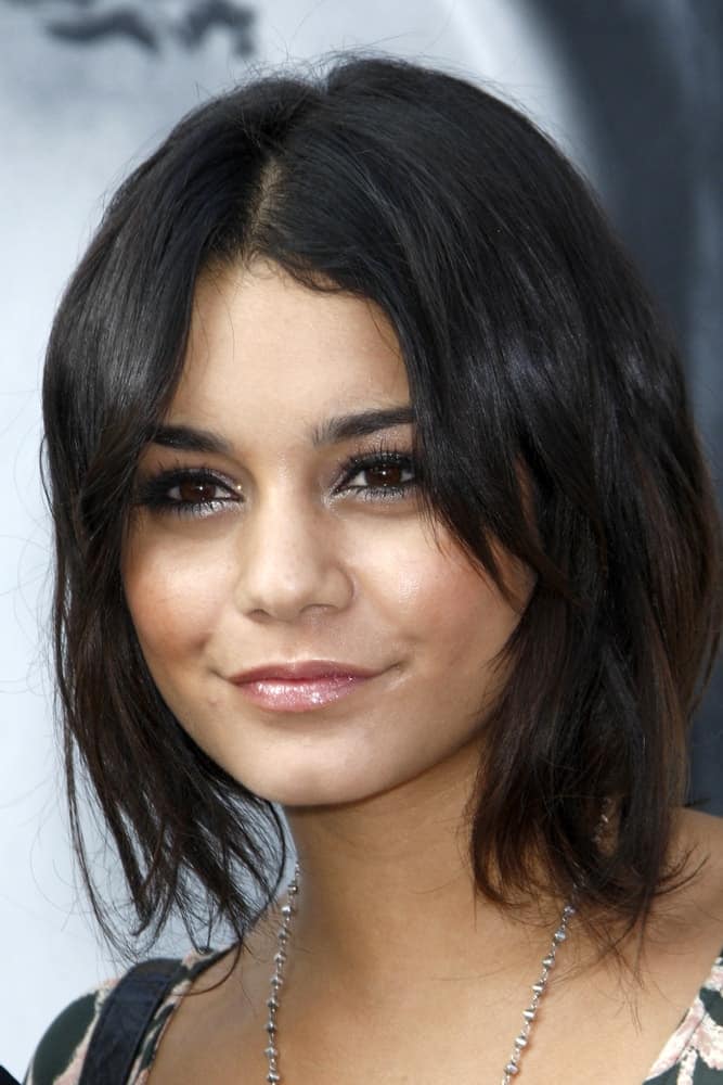 Vanessa Hudgens was at the "IRIS, A Journey Through the World of Cinema" by Cirque du Soleil Premiere at Kodak Theater on September 25, 2011 in Los Angeles, CA. She was lovely in her simple make-up and short, tousled and layered hairstyle.