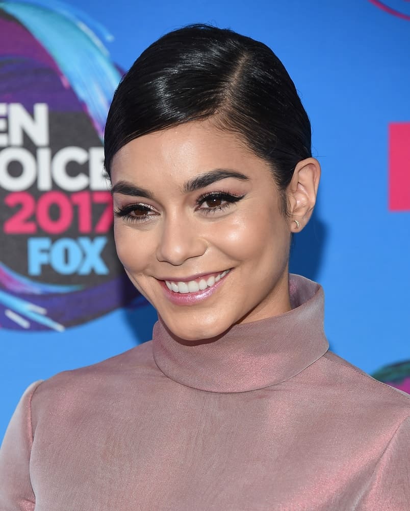 Vanessa Hudgens attended the Teen Choice Awards 2017 on August 13, 2017 in Los Angeles, CA. She was quite charming and lovely in her simple outfit and slick side-parted bun hairstyle and brilliant smile.