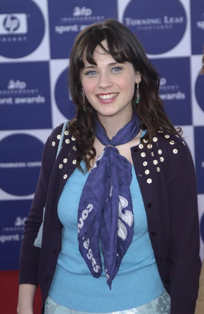 Zooey Deschanel was at the 2004 IFP Independent Spirit Awards on the beach at Santa Monica, CA on February 28, 2004. She was charming in a simple casual outfit to pair with her long raven hairstyle with bangs that is loose and tousled.