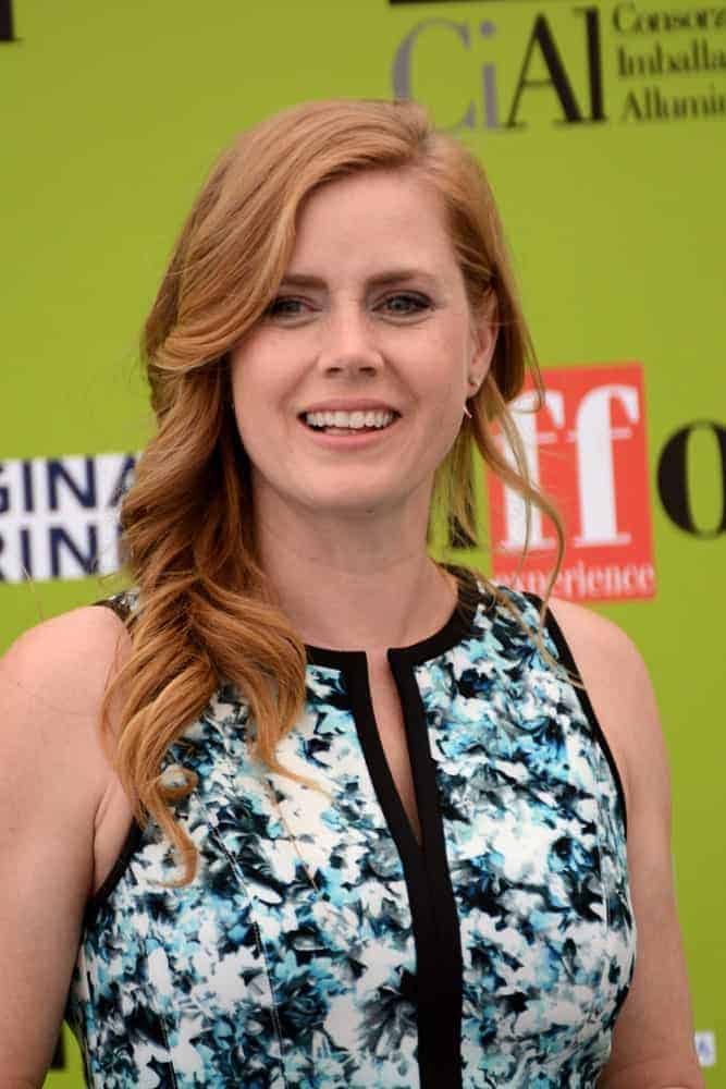 Amy Adams was at the Giffoni Film Festival 2017 on July 18, 2017 in Giffoni Valle Piana, Italy. She was lovely in a patterned dress that she paired with a side-swept red hairstyle with waves and curls and side-swept bangs.