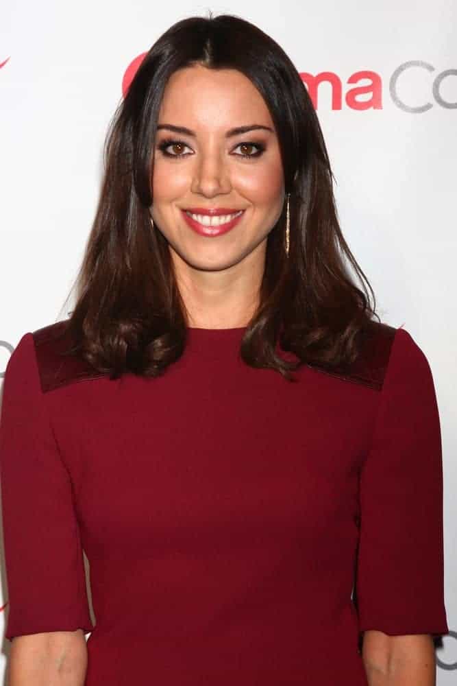 Aubrey Plaza was at the CinemaCon Big Screen Achievement Awards press room at the Caesars Palace on April 18, 2013, in Las Vegas, NV. She wore a simple red dress and paired it with a shoulder-length straight layered hairstyle.