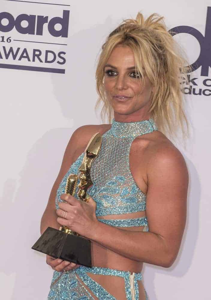Britney Spears happily accepted her award with her hair pulled back in an effortless ponytail with center-parted fringe at the 2016 Billboard Music Awards on May 22, 2016.