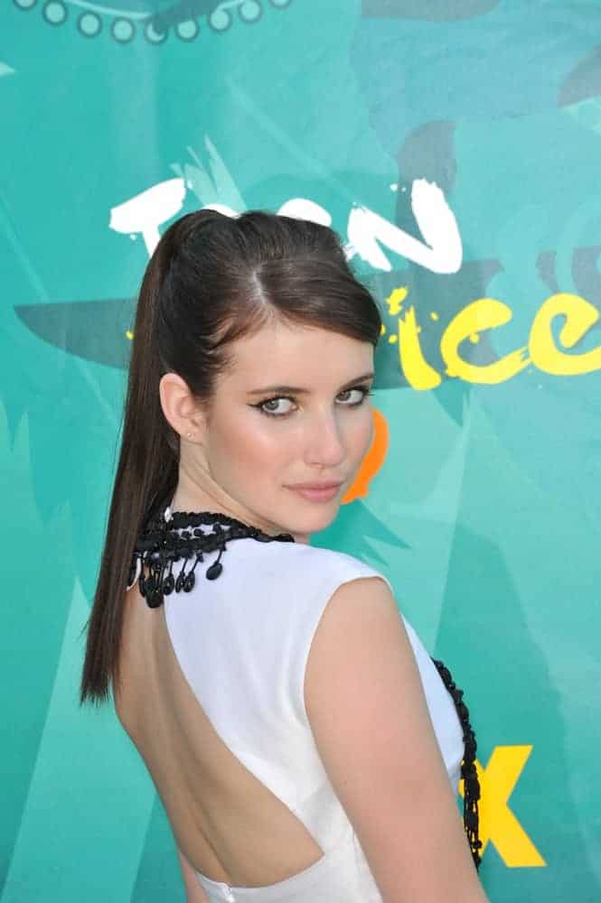 Emma Roberts attended the 2009 Teen Choice Awards at the Gibson Amphitheatre, Universal City on August 9, 2009 in Los Angeles, CA. She was charming in a white dress that she paired with her long and dark ponytail hairstyle.