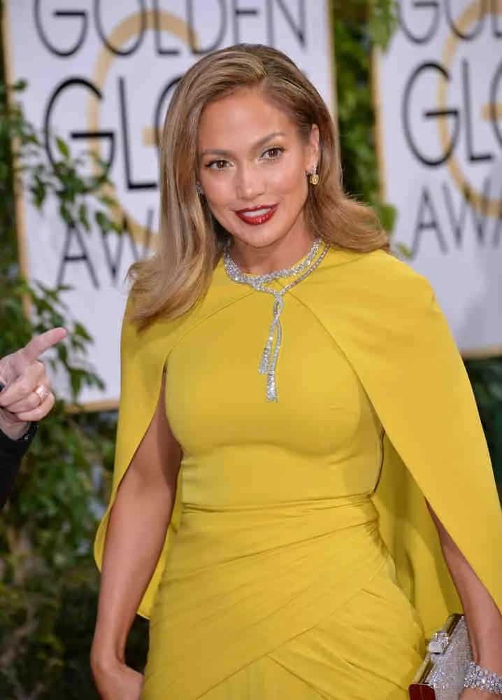 Jennifer Lopez rocks a vintage-inspired hairstyle with a flip at the 73rd Annual Golden Globe Awards on January 10, 2016.