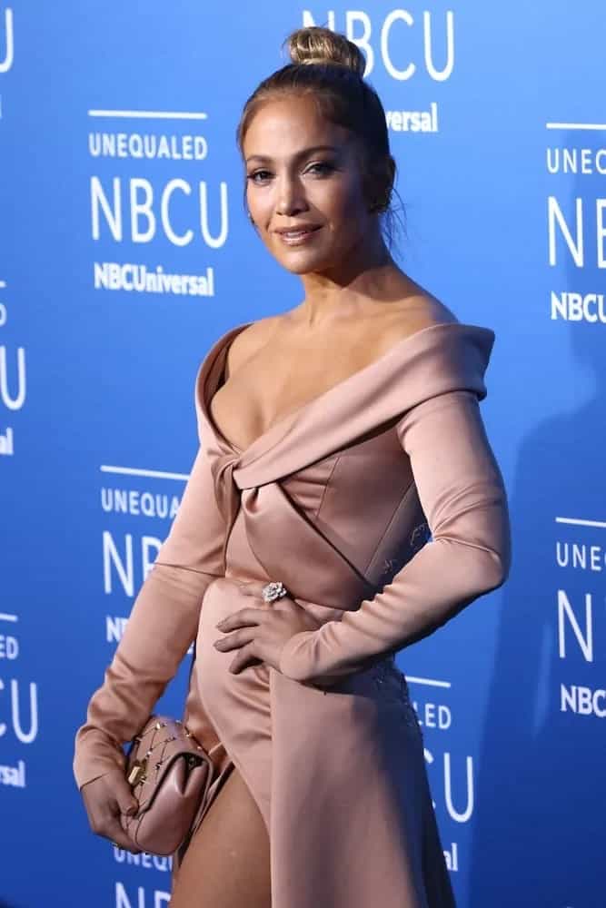 Jennifer Lopez donned the sophisticated top bun at the 2017 NBCUniversal Upfront event on May 15, 2017.