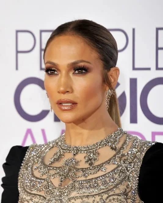 Jennifer Lopez framed her perfect face with a regular plebeian low ponytail during the People's Choice Awards 2017 on January 18, 2017.