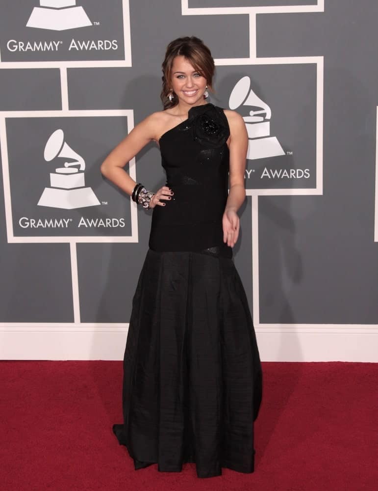 On February 8, 2009, Miley Cyrus wore a black Herve Leger gown at the 51st Annual Grammy Awards held at the Staples Center in Los Angeles. She was lovely in her simple make-up and classy highlighted half-up hairstyle with bangs.