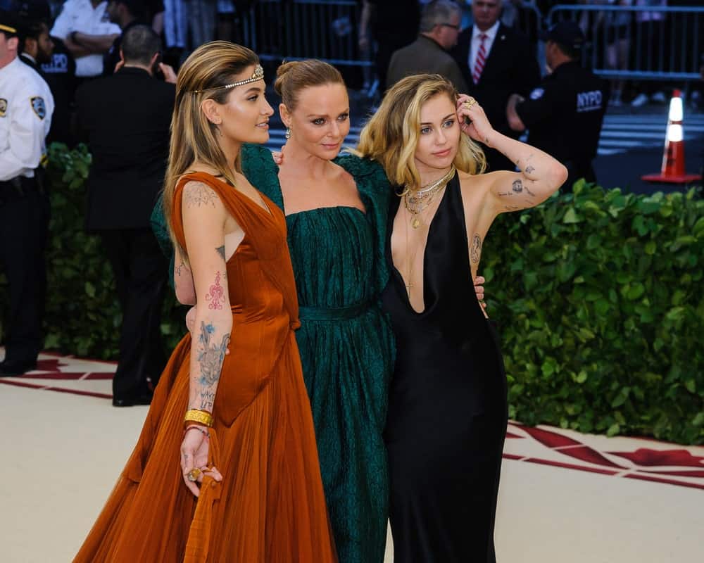 On May 7, 2018, Miley Cyrus posed with Paris Jackson and Stella McCartney at the 2018 Metropolitan Museum of Art Costume Institute Gala in New York. Cyrus wowed everyone with her sexy curves and gorgeous tousled waves.