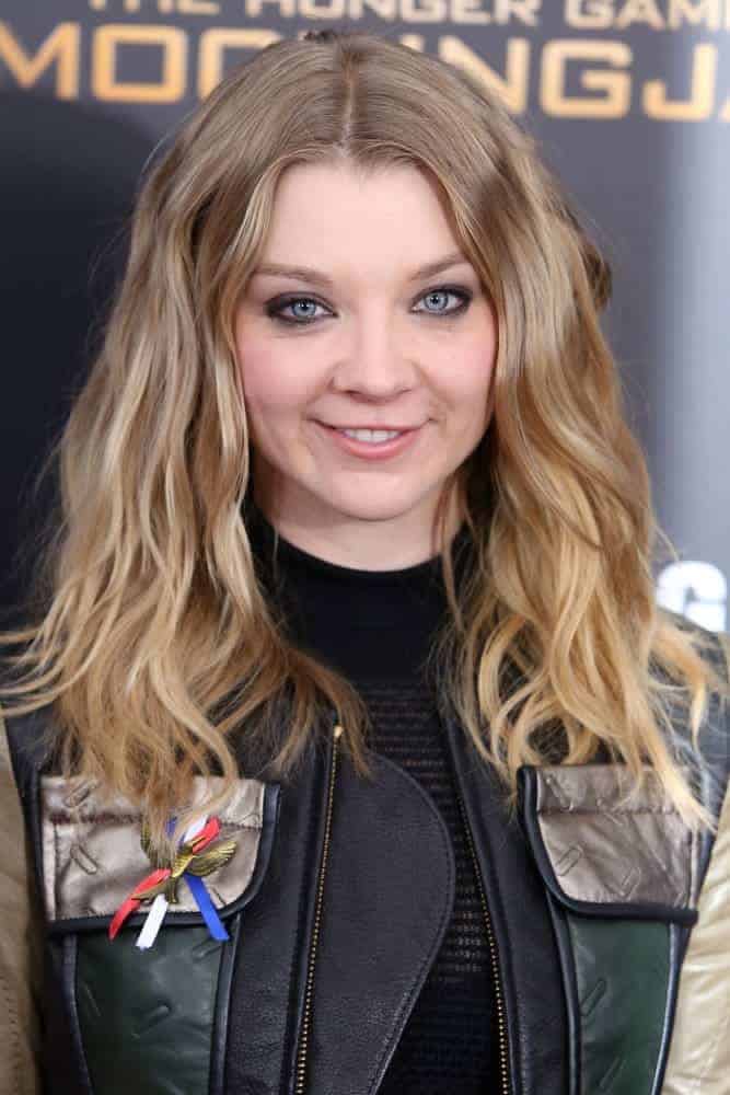 Natalie Dormer opted for a simple look by keeping her blonde tresses down into loose waves as she attends the premiere of "The Hunger Games: Mockingjay - Part 2" on November 18, 2015.