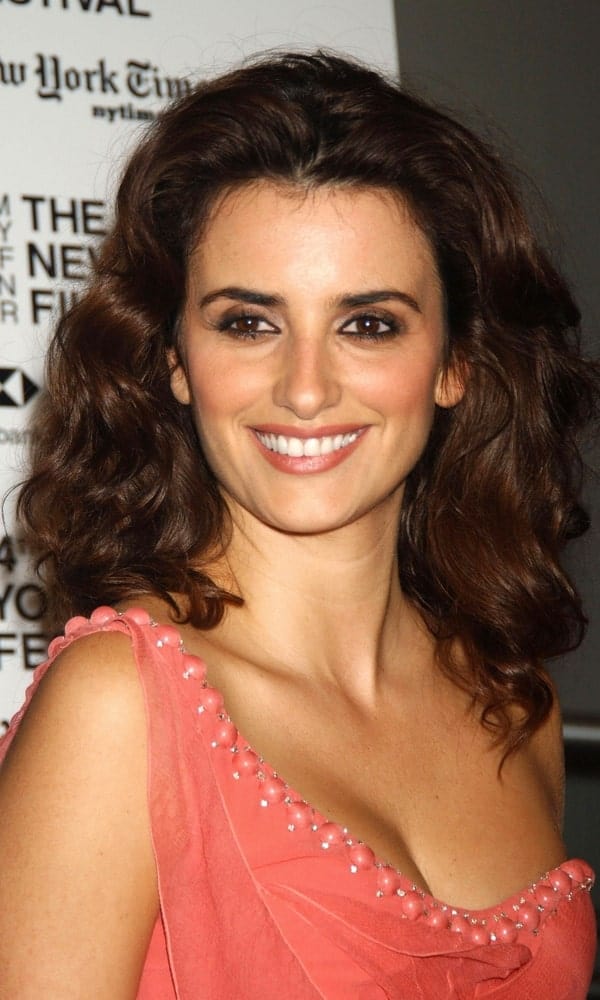 Penelope Cruz with her voluminous, shoulder-length curls at the 44th New York Film Festival during the screening of Volver on October 7, 2006.