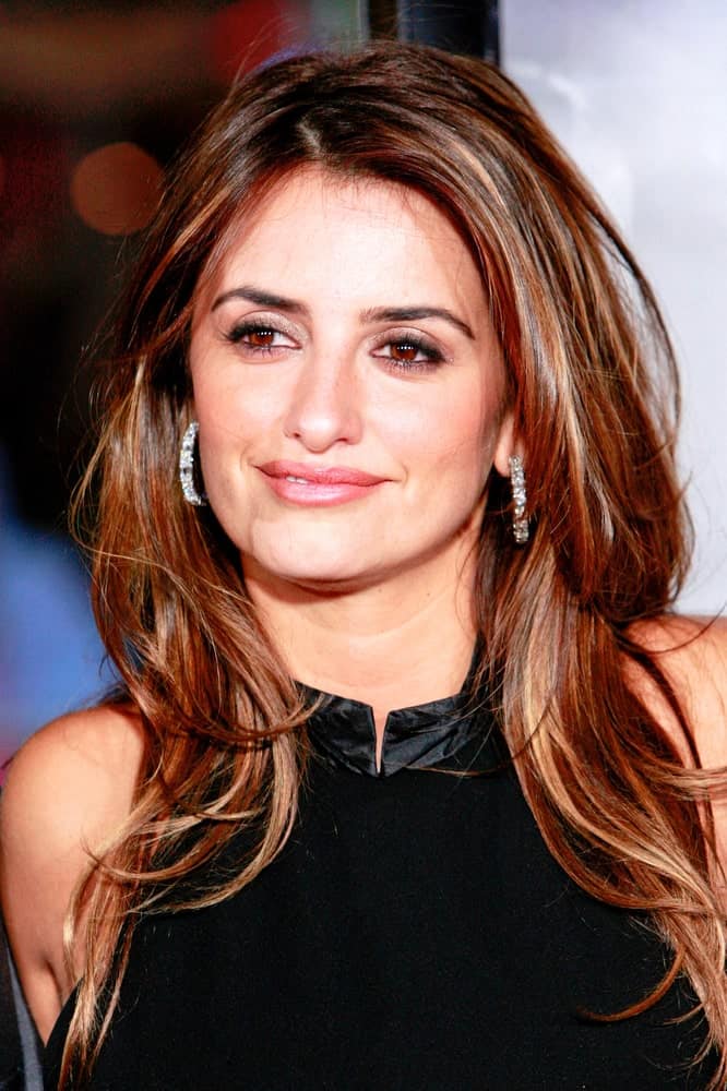 Penelope Cruz let loose of her highlighted and long layered locks at the premiere of 'Nine' held on December 9, 2009.