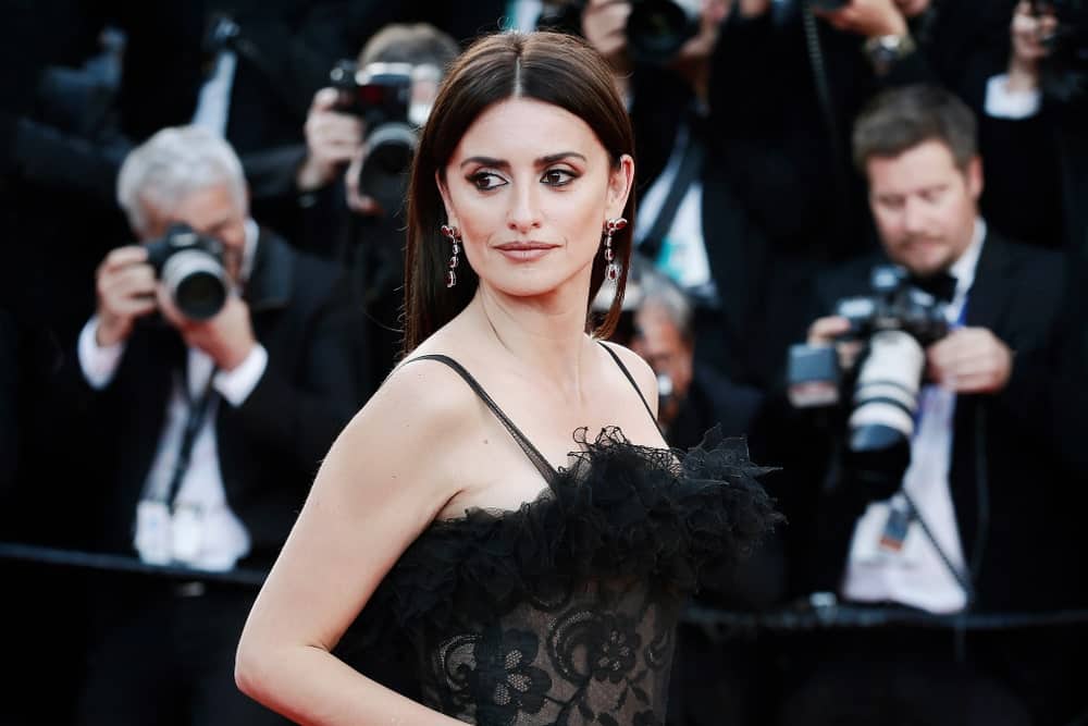 Penelope Cruz overflowed with posh and class in a black dress that's matched with her dark straight locks at the screening of 'Everybody Knows' and the opening gala on May 8, 2018.