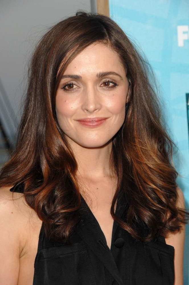 Rose Byrne was at the FOX All-Star Party at the Pier, Santa Monica Pier in Santa Monica, CA on July 14, 2008. She wore a charming black dress with her loose and tousled long brunetter hairstyle that has highlights and waves at the tips.