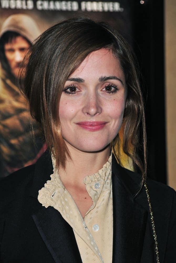 Rose Byrne was at THE ROAD New York Premiere, Clearview Chelsea Cinema, New York, NY on November 16, 2009. She wore a lovely blouse under her black jacket and paired it with a messy and highlighted bun hairstyle with side-swept bangs.