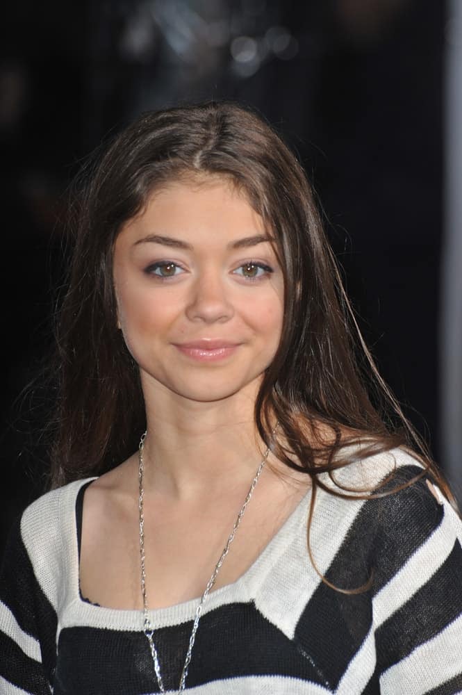 On January 19, 2010, Sarah Hyland attended the premiere of "Extraordinary Measures" at Grauman's Chinese Theatre, Hollywood. She came in a striped casual outfit that she paired with her long and straight brunette hairstyle.