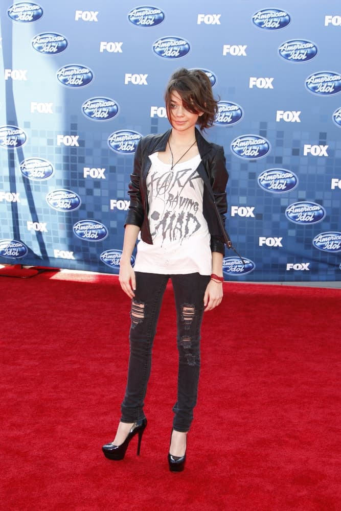 Sarah Hyland was at the American Idol Finale at the Nokia Theater in Los Angeles, California on May 25, 2011. She wore a cool casual outfit with her messy ponytail hairstyle with loose side-swept bangs.