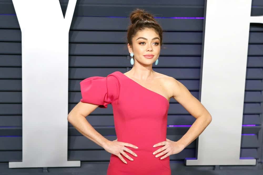 Sarah Hyland was at the 2019 Vanity Fair Oscar Party at The Wallis Annenberg Center for the Performing Arts on February 24, 2019 in Beverly Hills, CA. She came wearing an elegant red gown that she paired with her slick top knot bun hairstyle.