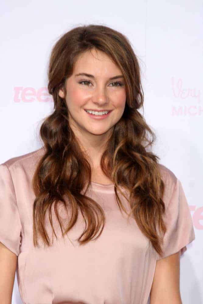 Shailene Woodley was at the 8th Teen Vogue Young Hollywood Party - Red Carpet at Paramount Studios on October 1, 2010 in Los Angeles, CA. She paired her lovely pink dress with a long and wavy brunette hairstyle with layers.