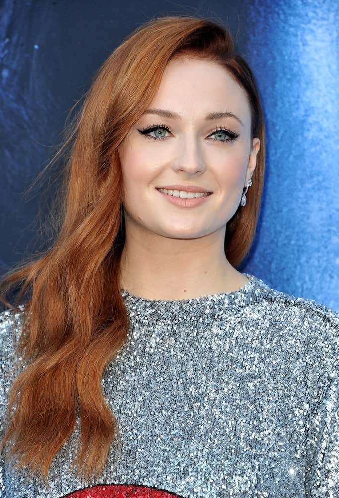 Sophie Turner dyed her hair in auburn and styled it in side-swept waves during the HBO's 'Game Of Thrones' Season 7 premiere held last July 12, 2017.