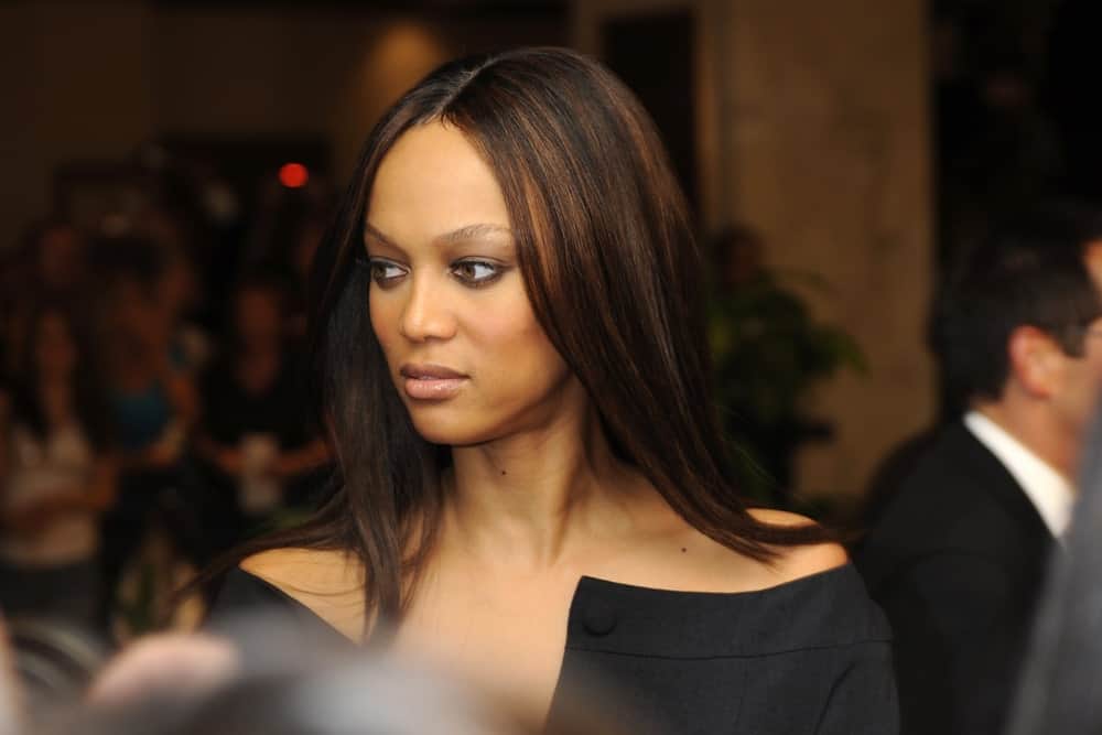 Tyra Banks attended the White House Correspondents Dinner on May 9, 2009 in Washington, DC. She came in a sophisticated black dress that paired quite well with her long and straight highlighted hairstyle.