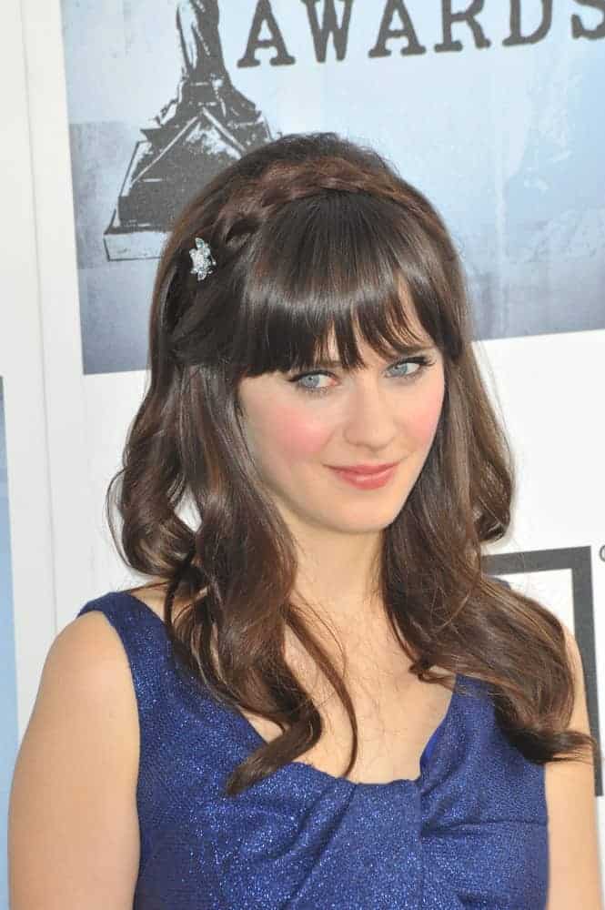 On February 21, 2009, Zooey Deschanel attended the Film Independent Spirit Awards on the beach at Santa Monica. She wore a charming blue dress with her long brunette hairstyle with waves and braids.