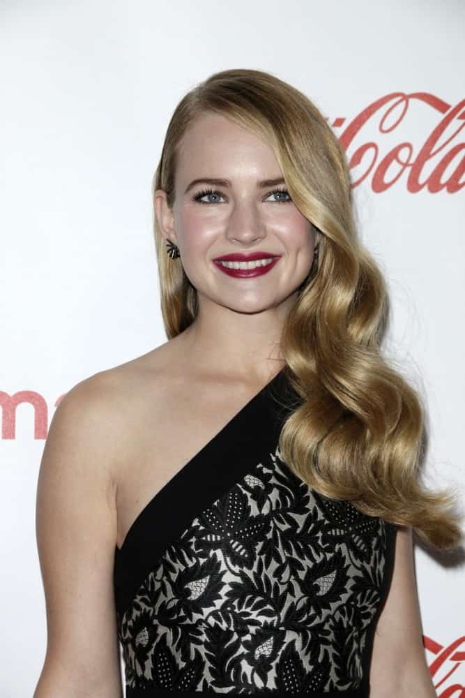 The young star wore her loose blonde tresses in big voluminous curls with a deep side part at the CinemaCon Big Screen Achievement Awards on April 23, 2015. 