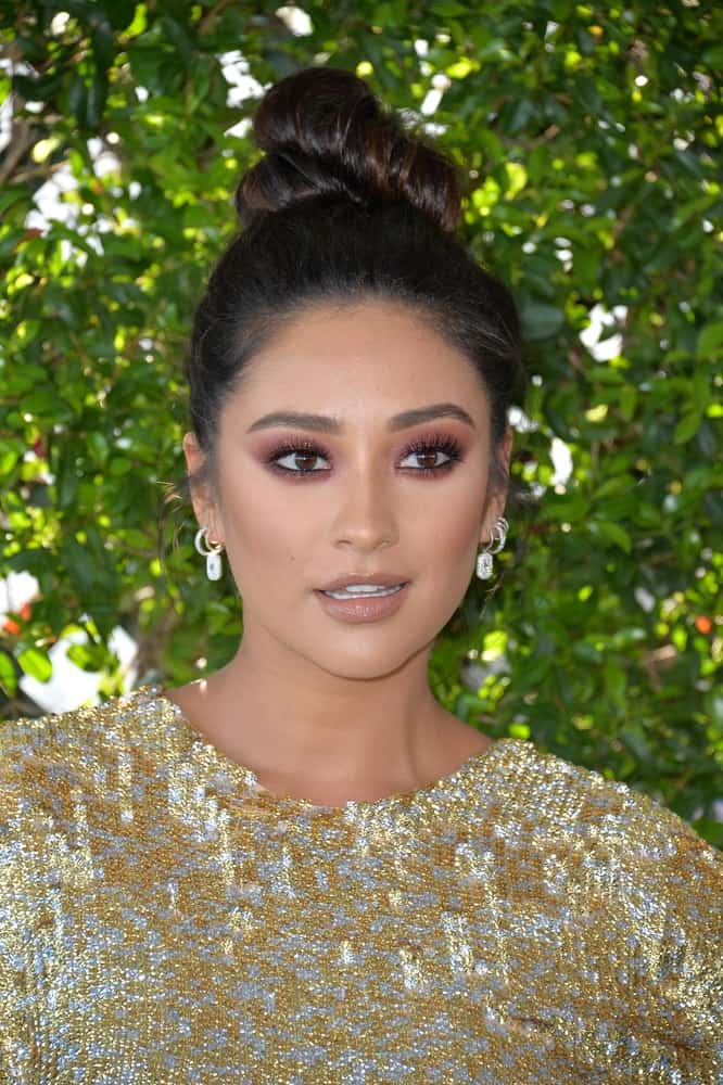 Shay rocks a cute top knot with piercings up her nape at the 2016 Teen Choice Awards on July 31, 2016.
