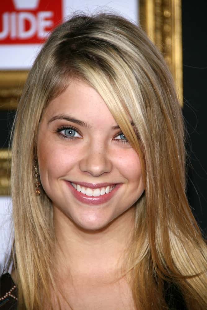 Ashley Benson was at the 2007 TV Guide Emmy After Party in Les Deux, Hollywood, CA on September 16, 2007. She was lovely in her simple makeup and long loose straight sandy blonde hairstyle with long side-swept bangs and highlights.