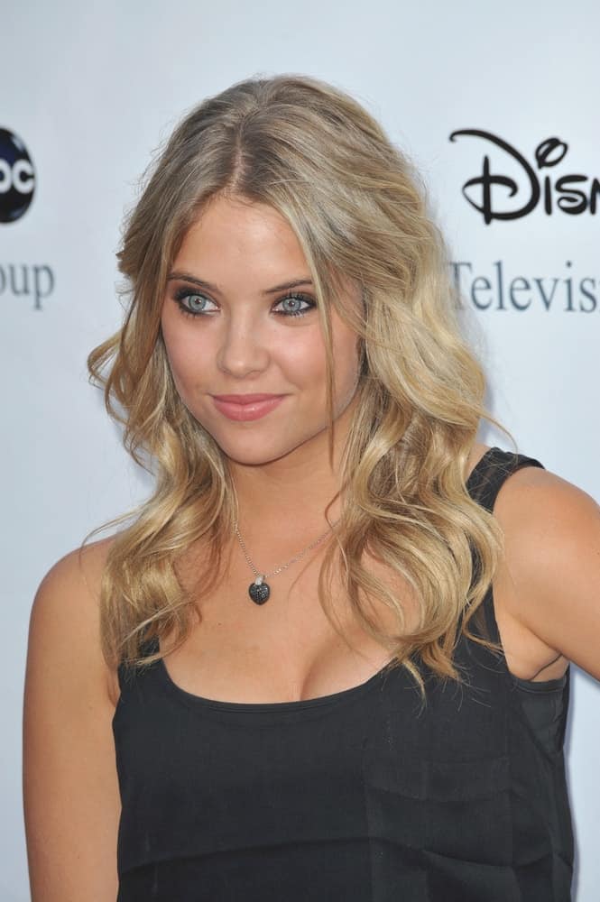 Ashley Benson was at the ABC TV 2009 Summer Press Tour cocktail party at the Langham Hotel, Pasadena on August 8, 2009. She came in a black dress that went well with her long and loose beach blonde waves with layers and subtle highlights.