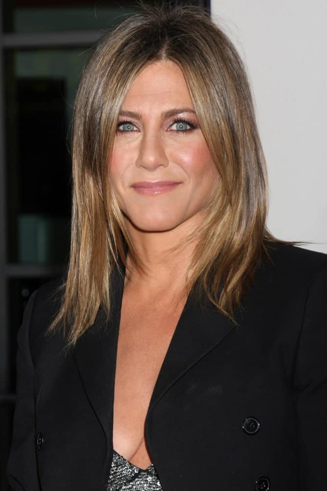 On August 27, 2014, Jeniffer Aniston attended the "Life of Crime" LA Premiere at ArcLight Hollywood Theaters with her shoulder-length blonde hair tousled and highlighted.