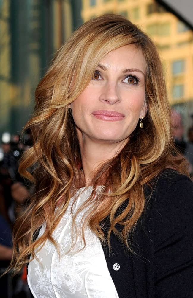 Julia Roberts flaunted her highlighted blonde hair arranged in stylish curls at The Film Society of Lincoln Center's 36th Gala held on April 27, 2009.