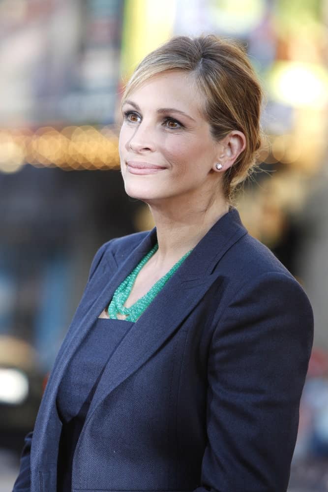 Julia Roberts had a neat side-parted upstyle at the Premiere of Universal Pictures' "Larry Crowne" held on June 27, 2011. It was complemented with a gray suit and a green layered necklace.