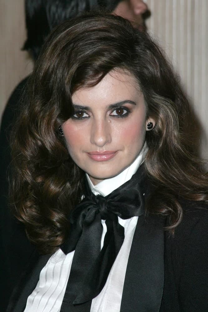 Penelope Cruz opted for a vintage look showcasing her Hollywood glam waves at the Hollywood Film Festival's 10th Annual Hollywood Awards Gala held on December 23, 2006.